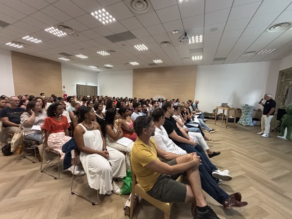 Salle comble lors d'une convention annuelle d'entreprise à La Réunion