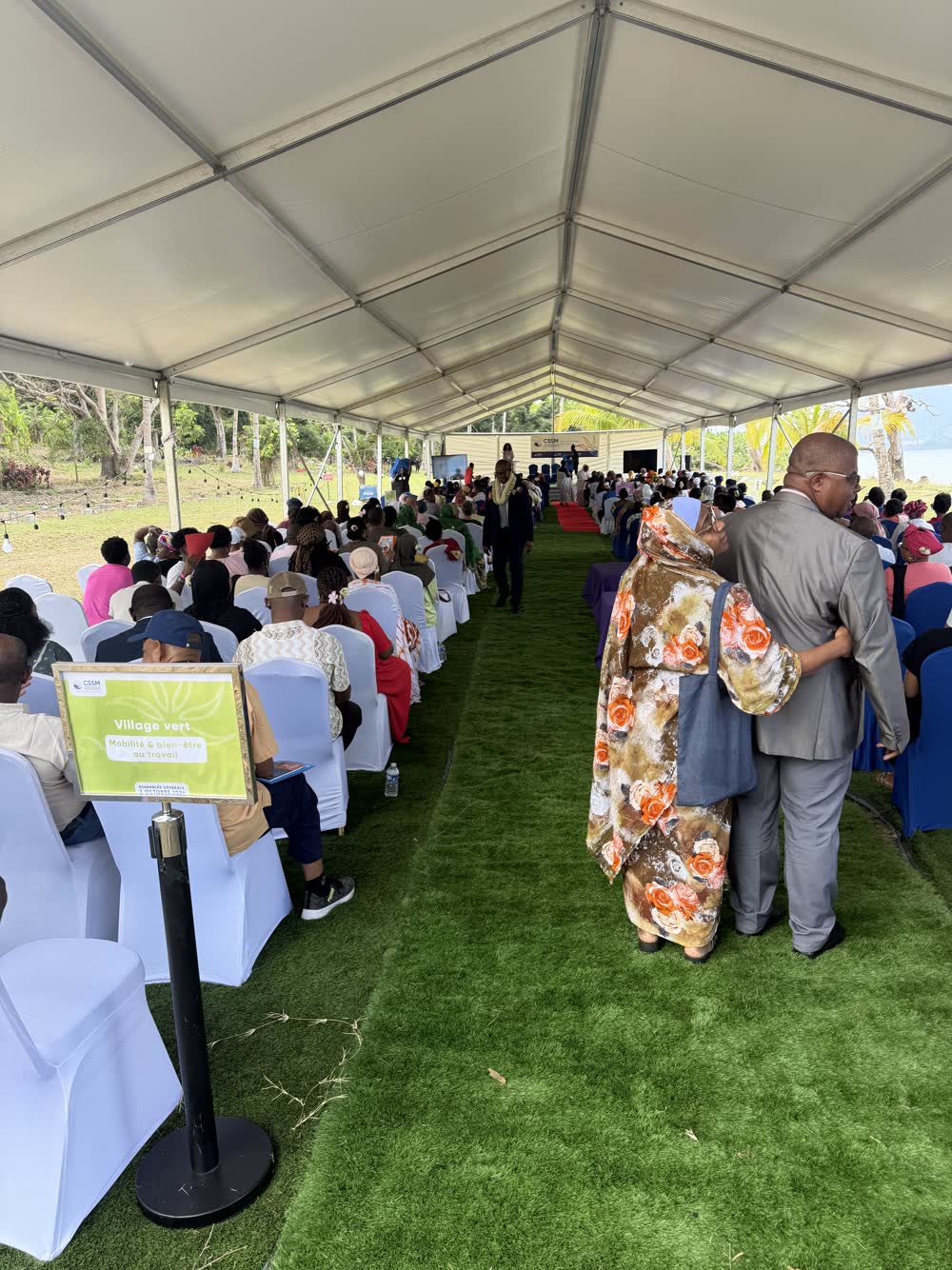 Plénière de séminaire sous chapiteau à Mayotte pour les 400 agents de la CSSM, organisée par Pull Up Événements